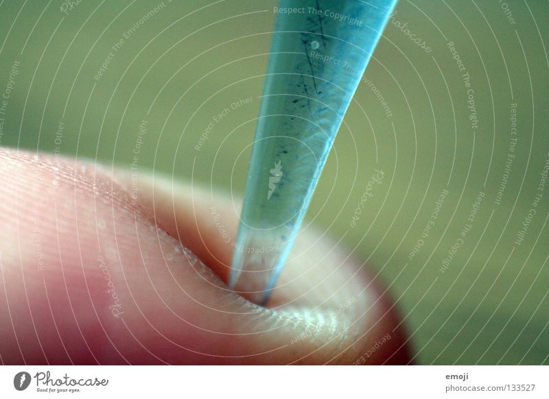 pointy Fingers Pierce Near Macro (Extreme close-up) Fingerprint Cold Dull Acrylic Retroring Close-up Feeble prick Point Skin Cool (slang) Pain floodplain Glass