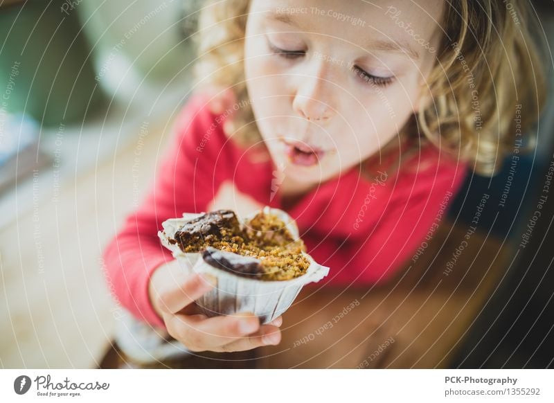 Muffin pleasure Feminine Toddler Girl 1 Human being 3 - 8 years Child Infancy Eating To enjoy Friendliness Happiness Healthy Joie de vivre (Vitality) Cake Bite