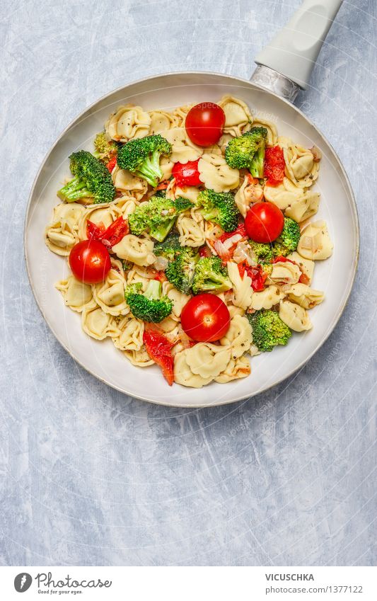 Tortellini with tomatoes and vegetable sauce Food Vegetable Dough Baked goods Nutrition Lunch Buffet Brunch Banquet Organic produce Vegetarian diet Diet