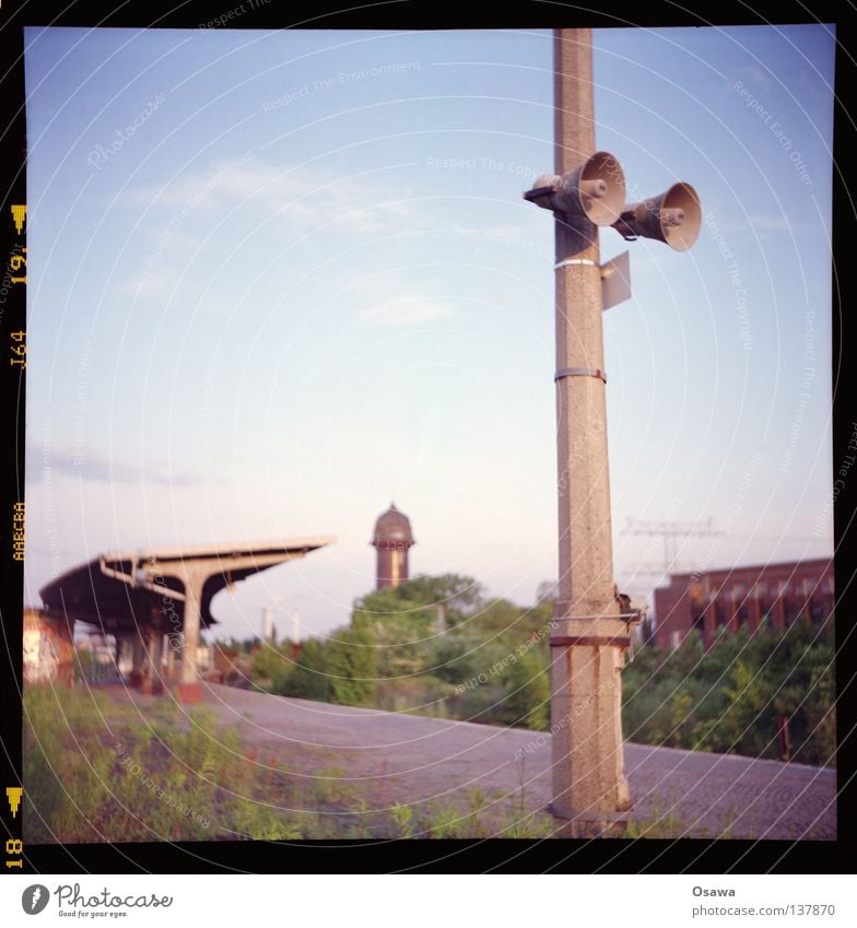 East Cross 11 Lomography Medium format Platform Friedrichshain Cobblestones Roof Evening Commuter trains Station Lantern Lamp post Concrete Loudspeaker