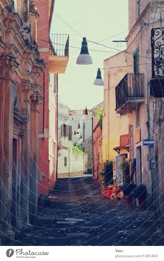 Sardinengasse Vacation & Travel Summer vacation Sky Orosei Sardinia Small Town House (Residential Structure) Facade Balcony Street Alley Street lighting Warmth