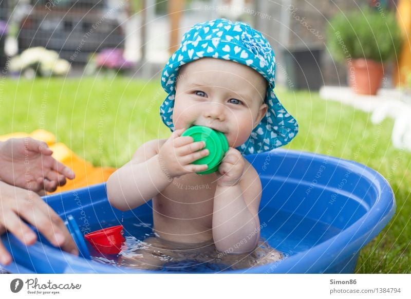 buzzer flash Human being Feminine Baby Toddler Girl 1 0 - 12 months Swimming & Bathing Playing Friendliness Happiness Curiosity Cute Emotions Moody Joy Happy