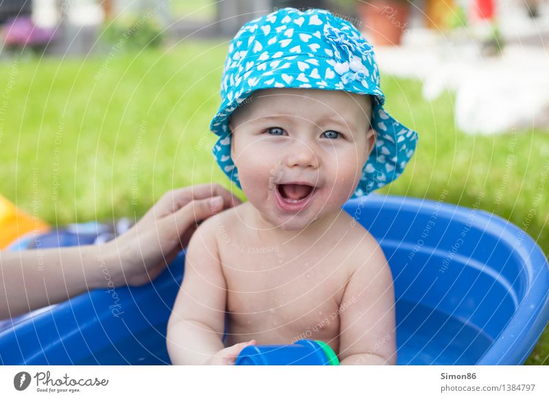 bathtub Human being Feminine Child Baby Toddler 1 0 - 12 months Swimming & Bathing Friendliness Happiness Funny Emotions Moody Joy Happy Contentment