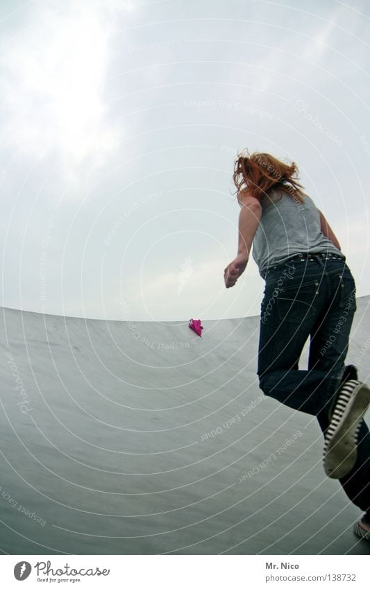 Run Baby Run Ramp up Himmelsstürmer Clouds Bad weather Might Size comparison Large Human being Sadly Pink Woman Edge Edge of a plate Border Gray Heartrending