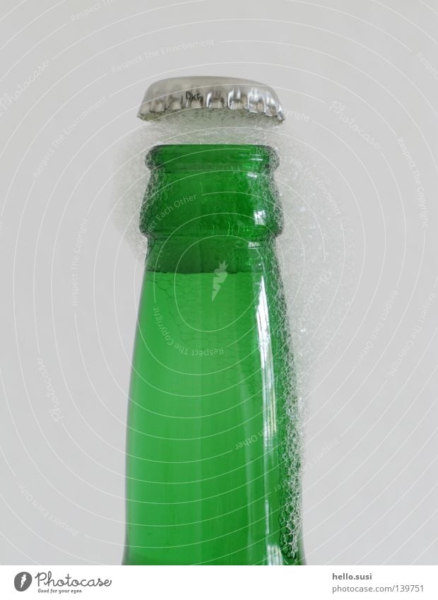 *plop* Beer Green Crown cork Beverage Bottle of beer Undo Explosion Foam Alcoholic drinks Thirst Glass high shutter speed bob adiabatic Pressure