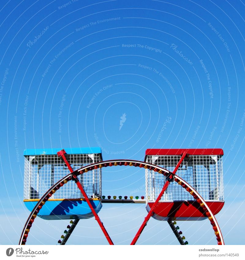 The Cromer Eye Fairs & Carnivals Small Amusement Park England Ferris wheel London Eye Cloudless sky Red Blue Blue sky Colour photo Exterior shot Deserted