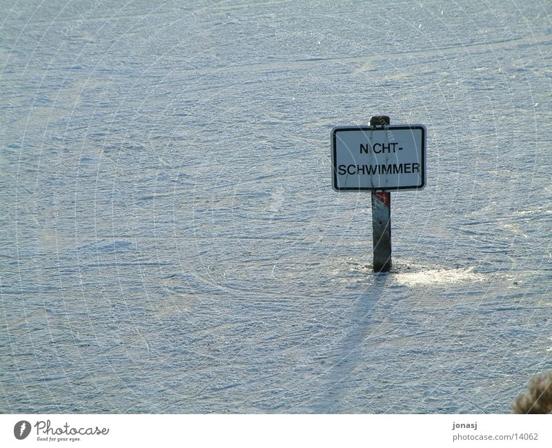 non-swimmer Frozen surface Winter Cold White Photographic technology Signs and labeling Non-swimmer Swimming & Bathing Snow Warning label