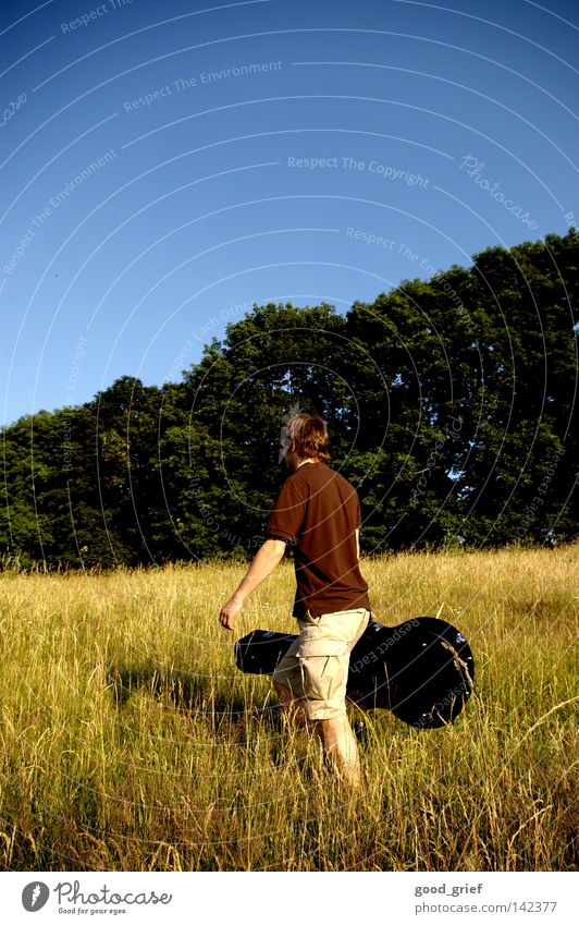 who's got the guitar case Guitar case Man Meadow Field Grass Tree Black Sing Make music Leisure and hobbies Sky Beautiful weather Blue Music