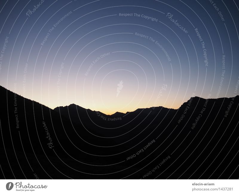 Now dawns Alps Mountain Hiking Adventure Twilight Morning Colour photo Exterior shot Deserted Copy Space bottom Dawn Sunrise Sunset