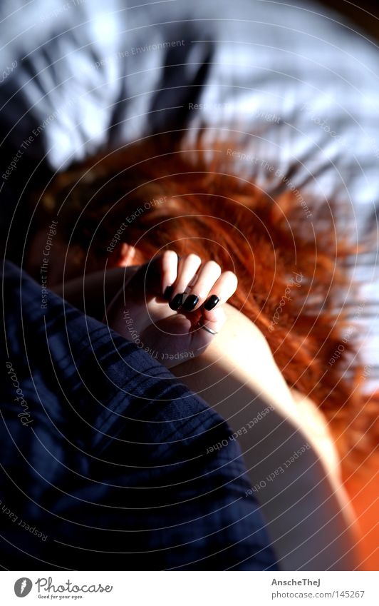 Sunday morning Bedroom Human being Feminine Woman Adults Hair and hairstyles Hand Fingers 1 Red-haired Long-haired Sleep Wake up Oversleep lensbaby