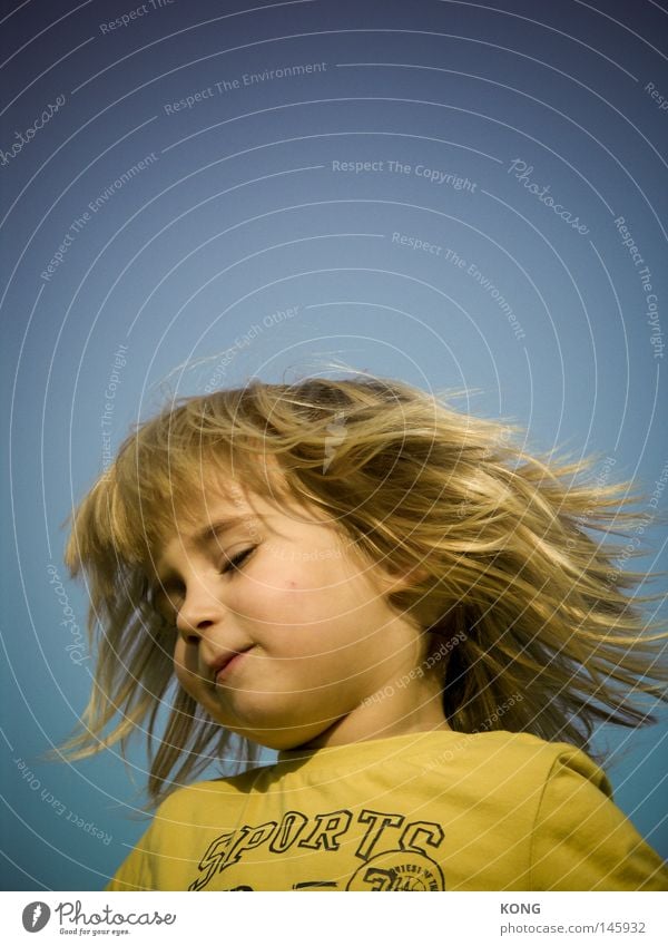 pert as light Child Toddler Boy (child) Hair and hairstyles Shake Headbanging Shake of the head Floor mat Blonde Long-haired Hippie Rocker Hairdresser Dynamics