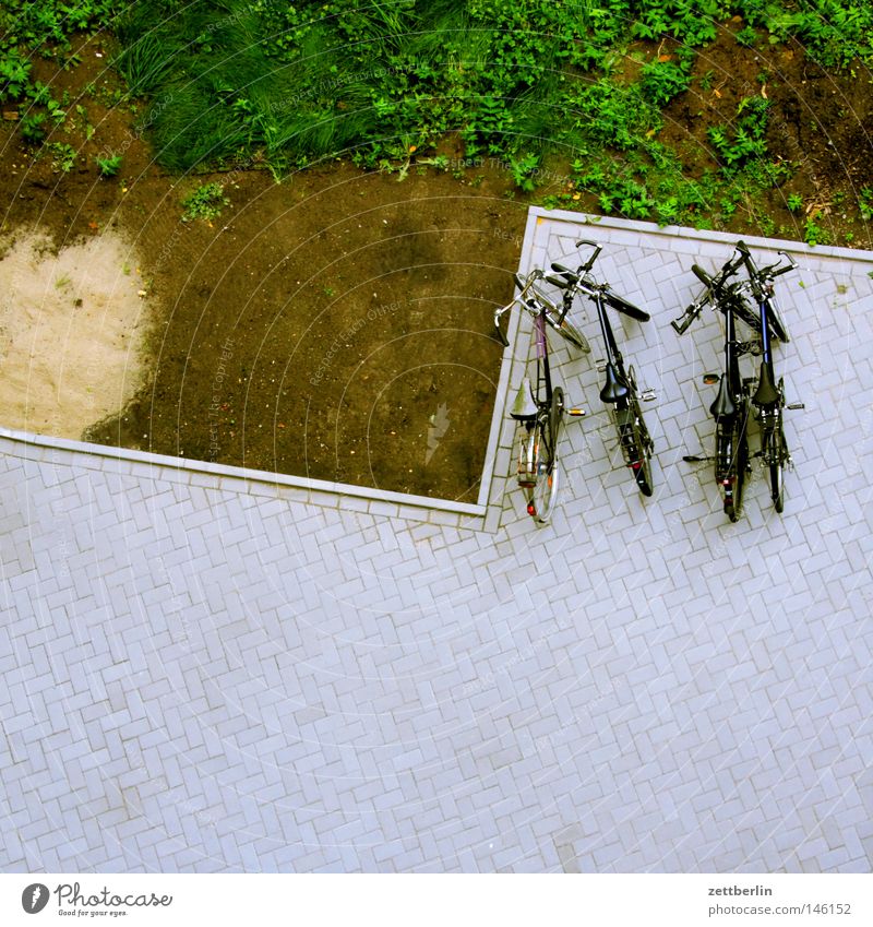 yard 2 Courtyard Backyard Pavement Sidekick Bird's-eye view Empty Bicycle Wheel Tire Parking area Bicycle rack Parking lot Traffic infrastructure