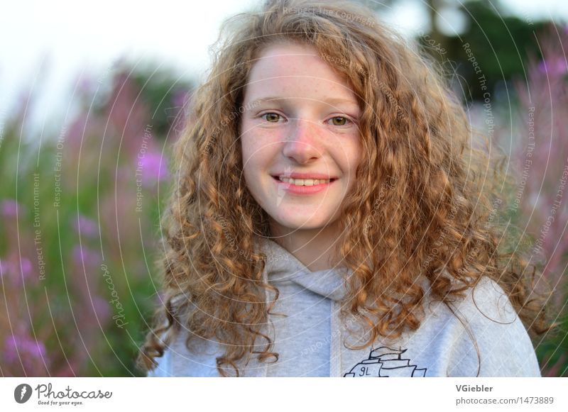 "Smile!" Contentment Human being Feminine Young woman Youth (Young adults) Skin Head Hair and hairstyles Face 1 13 - 18 years Environment Summer Brunette