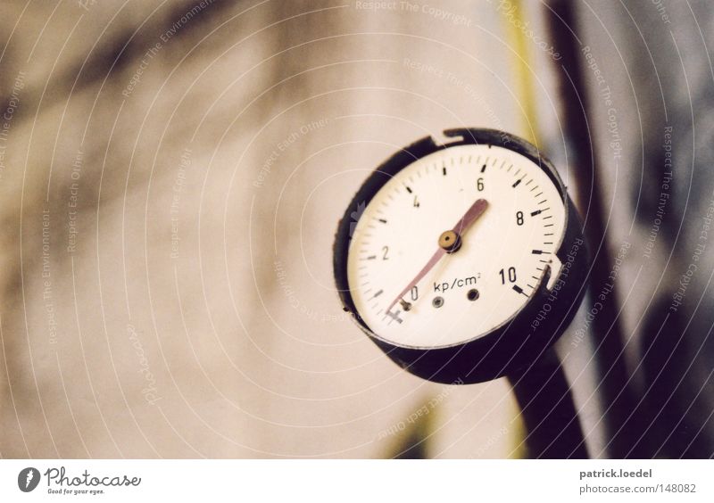 [H08.2] Under pressure Subdued colour Interior shot Detail Deserted Copy Space left Day Shallow depth of field Worm's-eye view Work and employment