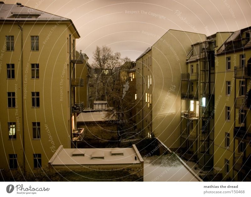 INNENhofARCHITEKTUR at NIGHT with SCHNEE House (Residential Structure) Courtyard Town Sky Twilight Rain Light Illuminate Awareness Balcony Shadow Dark Night