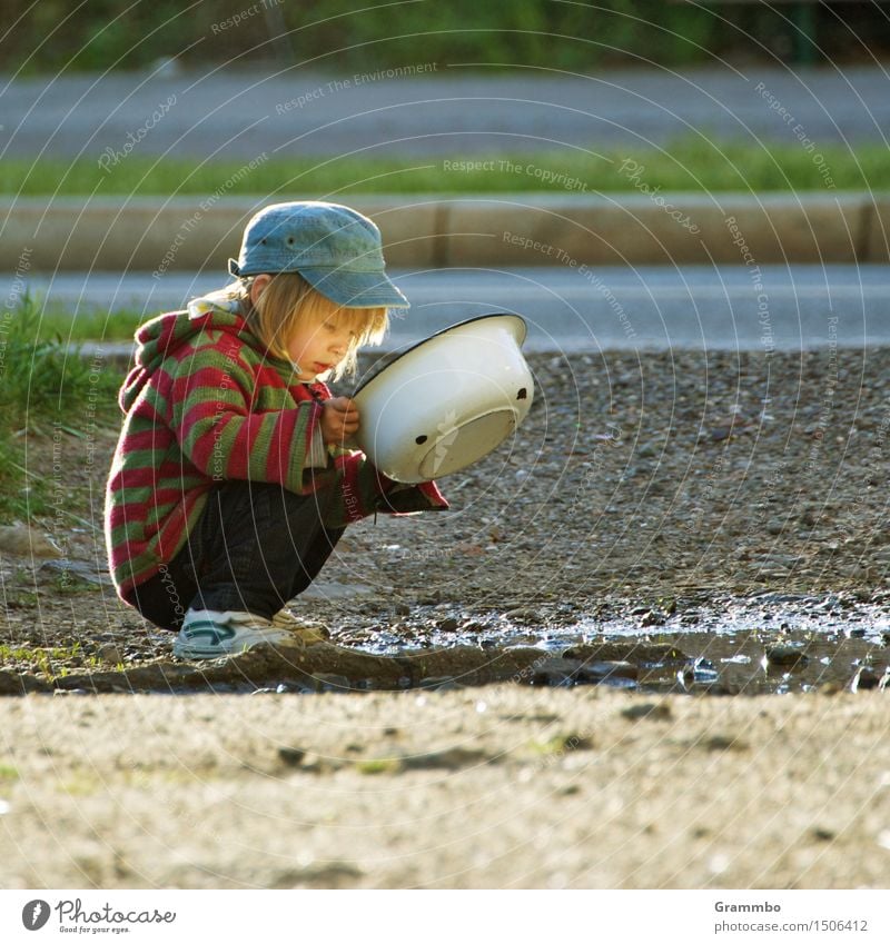 I see something ... Masculine Child Boy (child) 1 Human being Earth Water Summer Crouch Colour photo Exterior shot Copy Space right Day Portrait photograph