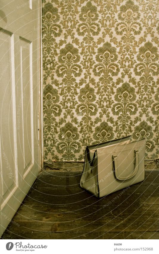 handbag Lifestyle Living or residing Flat (apartment) Interior design Wallpaper Door Collector's item Old Retro Crazy Past Handbag Wall (building) Zone