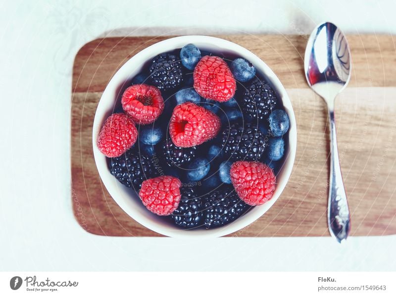 Berry-Hunger Food Fruit Nutrition Breakfast Organic produce Vegetarian diet Diet Bowl Spoon Wood Fresh Healthy Delicious Sweet Blue Red Black Fitness