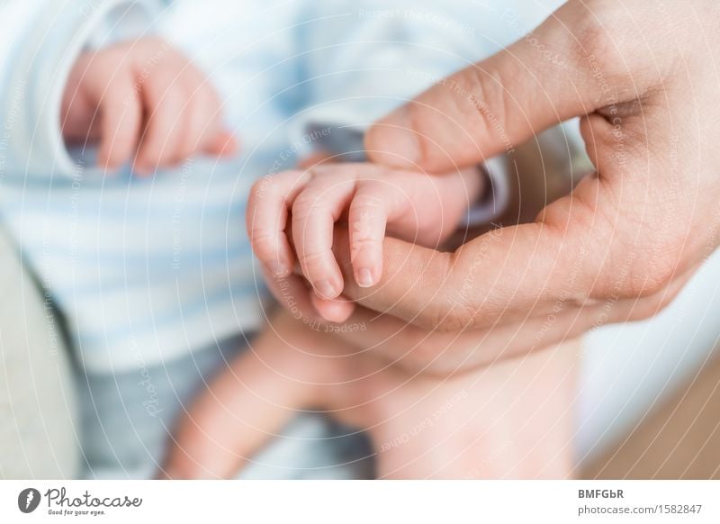 father's happiness Happy Manicure Healthy Human being Masculine Child Baby Adults Parents Father Fingers 2 0 - 12 months Touch Authentic Cute Emotions