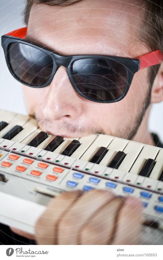 verbissen Youth (Young adults) Music Keyboard beissen instrument musiker brille sonnenbrille agressiv bart gesicht agression wut enttäuschung sauer