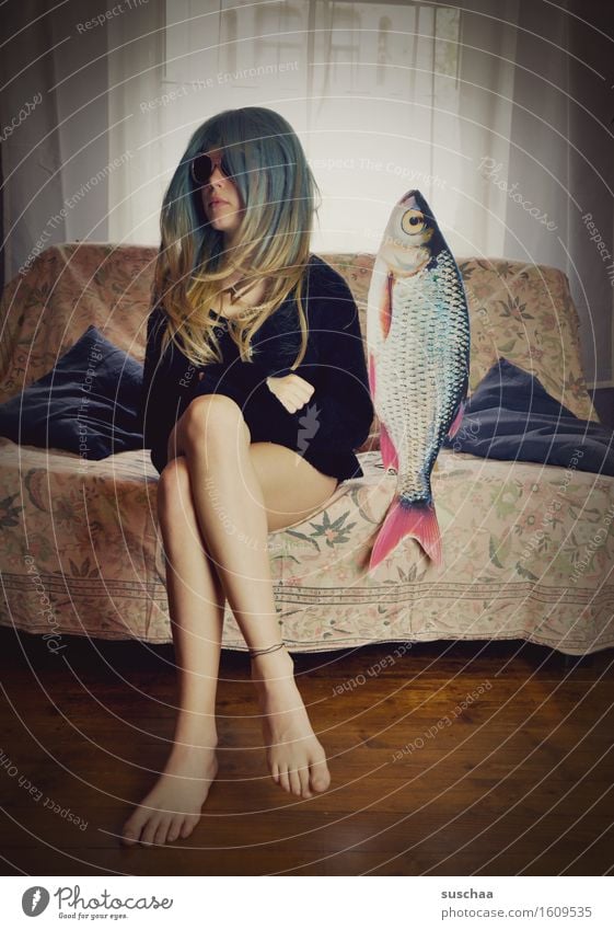 Remix date with fish. V Girl Young woman Hair and hairstyles Living room Date Sofa Fish Remixcase Child Infancy Parenting Crazy Strange Puberty Whimsical Wig