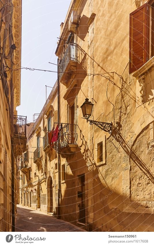 Alley in Syracuse Italy Sicily Europe Town Port City Downtown Old town Deserted House (Residential Structure) Manmade structures Building Architecture