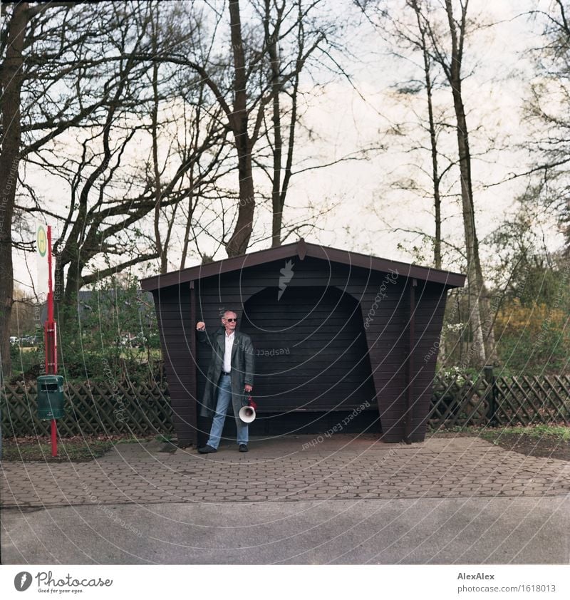 remixcase | er(ab)maintenance attitude Lifestyle Style Stop (public transport) Bus stop Hut Shelter Lounge Man Adults 45 - 60 years Tree Bushes Garden