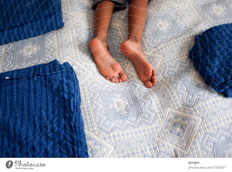 jet lag Room Bedroom Child Human being Masculine Boy (child) Legs Feet 1 Ornament Lie Sleep Dark Bright Blue White Fatigue Exhaustion Bedclothes Division