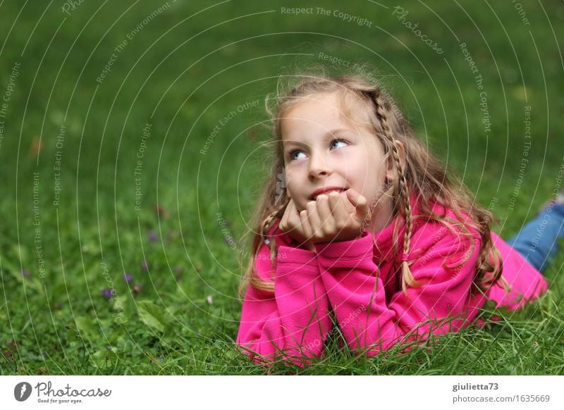 Girl day dreaming ||| Feminine Child Infancy 1 Human being 3 - 8 years 8 - 13 years Observe Think Smiling Dream Happy Beautiful Pink Optimism Infatuation