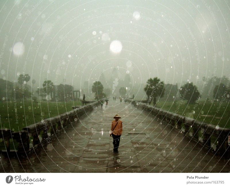 King of Cambodia Masculine 1 Human being Drops of water Bad weather Rain Thunder and lightning Park Angkor Wat Asia Manmade structures Architecture