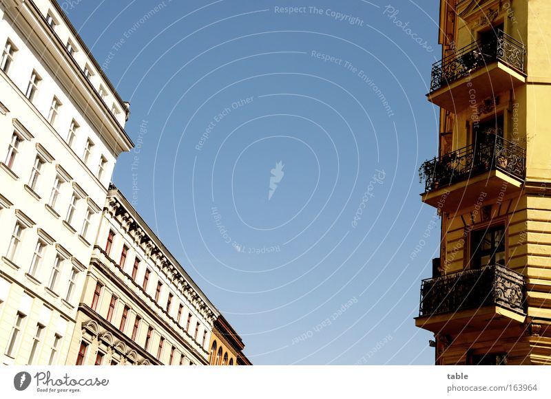 blue sky Colour photo Exterior shot Deserted Copy Space top Copy Space bottom Copy Space middle Day Sunlight Worm's-eye view Central perspective