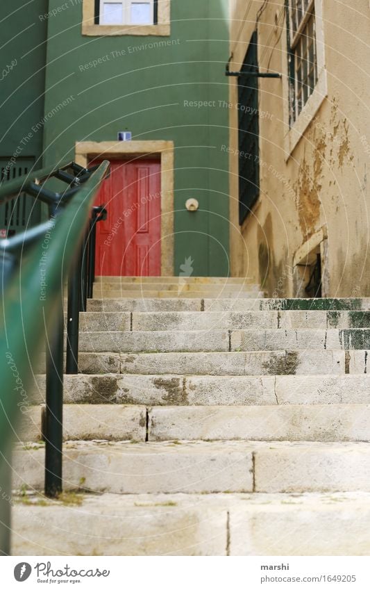 The red door Capital city Downtown Old town House (Residential Structure) Wall (barrier) Wall (building) Stairs Facade Door Bell Moody Green Red Alfama Lisbon