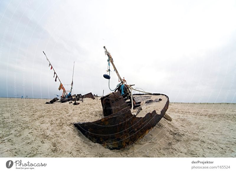 aground Colour photo Exterior shot Copy Space left Copy Space right Copy Space top Day Long shot Navigation Fishing boat Rope Sand Metal Rust Exceptional Dirty