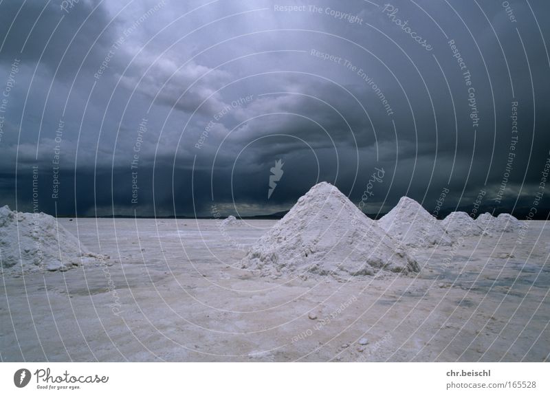 Salt cone at Uyuni Colour photo Exterior shot Deserted Day Deep depth of field Central perspective Landscape Elements Earth Sky Storm clouds Horizon Weather