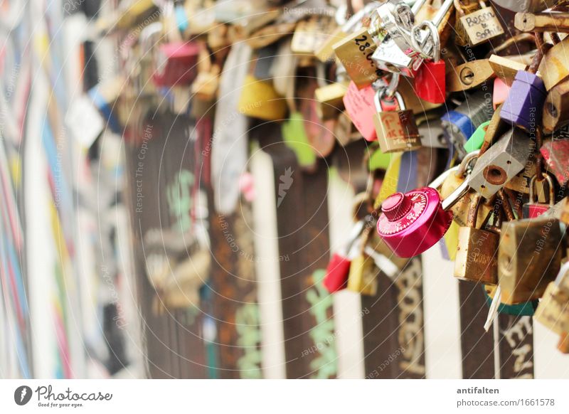 Round lock Tourism Sightseeing Wedding Culture Youth culture Berlin Outskirts Wall (barrier) Wall (building) Facade Tourist Attraction Landmark Monument