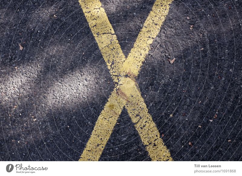 x marks the spot Road traffic Street Road sign Stone Sign Signs and labeling Stripe Yellow Gray Black Design Crucifix X Asphalt Contrast Protruding Minimalistic