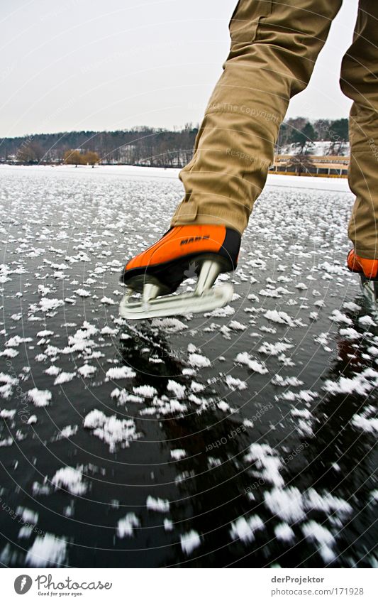 THE ICE SEASON HAS BEGUN Colour photo Exterior shot Copy Space top Copy Space bottom Day Worm's-eye view Wide angle Rear view Profile Leisure and hobbies Trip