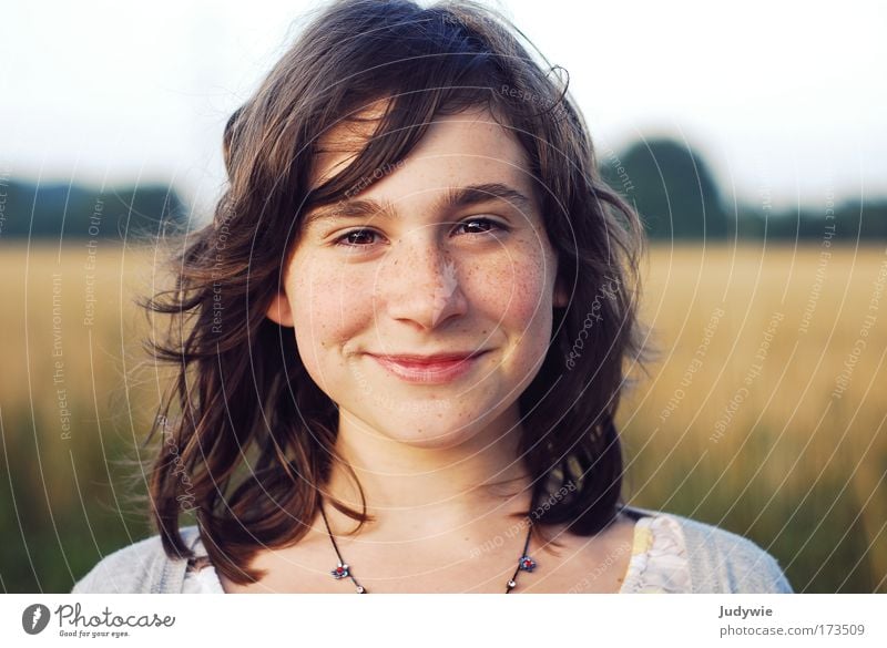 Une fille heureuse ... Colour photo Exterior shot Copy Space left Copy Space right Evening Twilight Shallow depth of field Portrait photograph