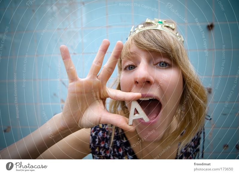 A Colour photo Subdued colour Multicoloured Exterior shot Day Wide angle Portrait photograph Upper body Looking into the camera Forward Human being Feminine