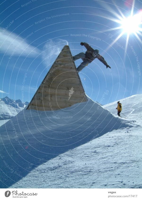 nozzle II Snowboard Sölden Steep Sports Fun park Sunbeam Back-light Barrier Trick Shadow Freestyle Above Upward Downward Pyramid Triangle Snowboarder