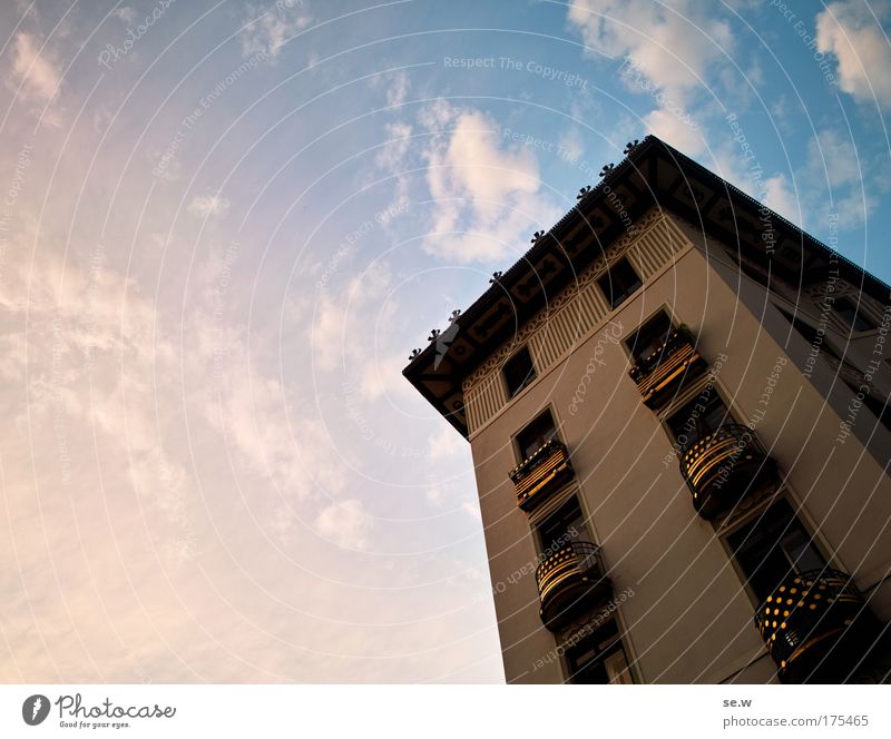 Resting place of King Hussein's household Colour photo Exterior shot Deserted Copy Space left Twilight Wide angle Capital city House (Residential Structure)