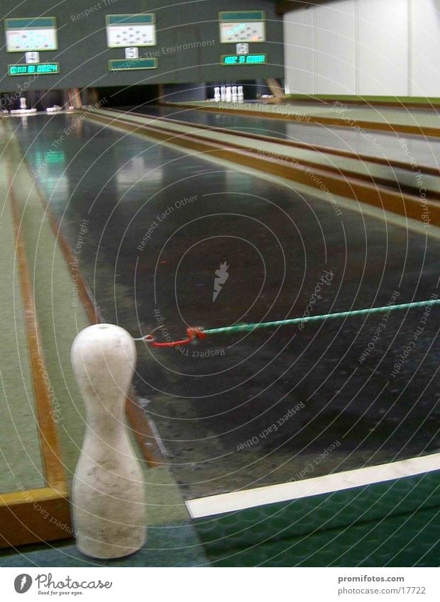 A bowling alley in Kaufbeuren, Swabia. Photo: Alexander Hauk Sports Railroad To fall Feasts & Celebrations Brown Green White Bowling Nine-pin bowling Skittle