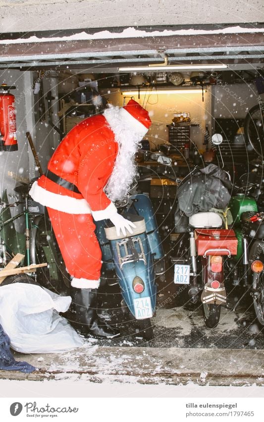 getting ready Winter Masculine Male senior Man Life 1 Human being 60 years and older Senior citizen Means of transport Motorcycle Scooter White-haired Cold