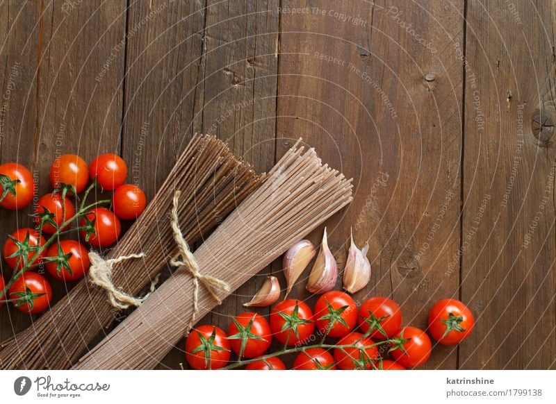 Two types of spaghetti, tomatoes and garlic Vegetable Dough Baked goods Nutrition Table Brown Red country Cooking Culinary food Ingredients Italian