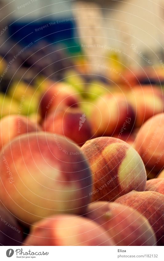 Delicious peaches on the market fruit Fresh Peach Vitamin Markets Fruit- or Vegetable stall Supermarket Round Day Healthy Eating Multicoloured salubriously