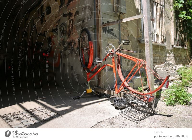 wheel change Lifestyle Leisure and hobbies Cycling Berlin Prenzlauer Berg House (Residential Structure) Bicycle Colour photo Exterior shot Deserted Day