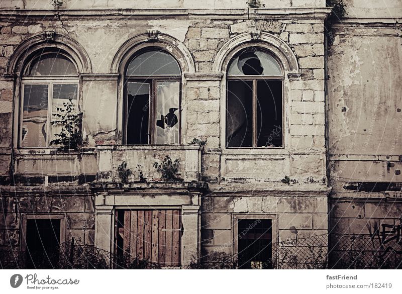 museum maturity Subdued colour Exterior shot Deserted Twilight Shadow Contrast Central perspective Old town House (Residential Structure) Hut Wall (barrier)