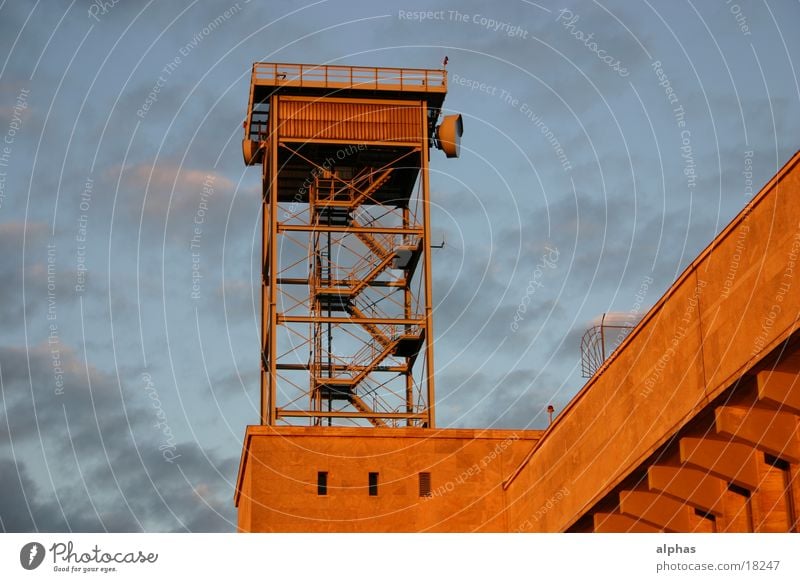 radar control Radio technology Radar station Art deco Sunset Architecture control tower Airport Berlin