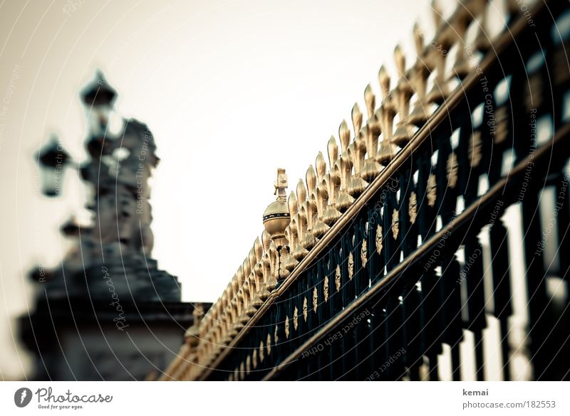 Gülden Vacation & Travel Trip Sightseeing City trip London England Castle Fence Tourist Attraction Buckingham Palace Metal Gold Glittering Old Historic Rich