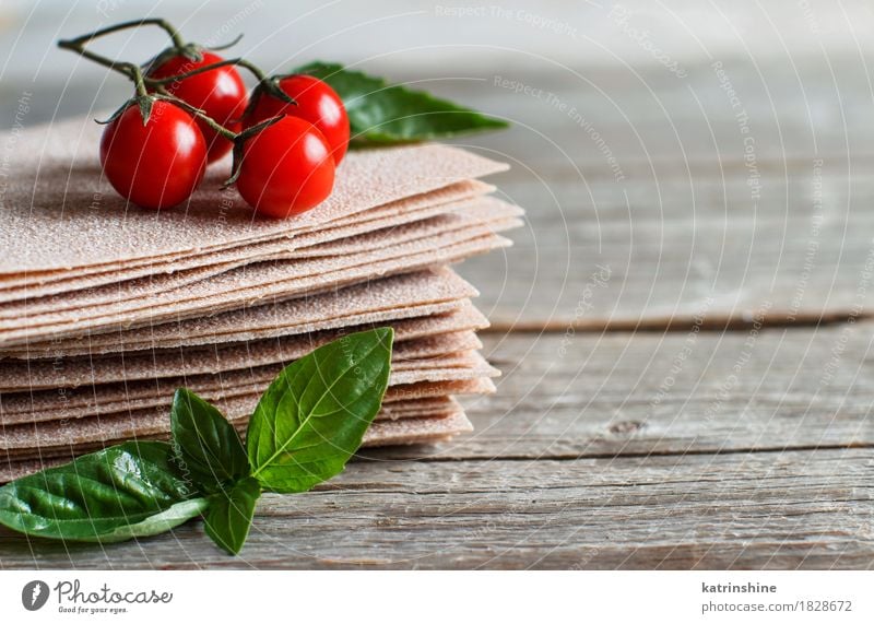 Raw lasagna sheets, basil and cherry tomatoes Vegetable Dough Baked goods Herbs and spices Nutrition Italian Food Table Healthy Gray Green Red Tradition